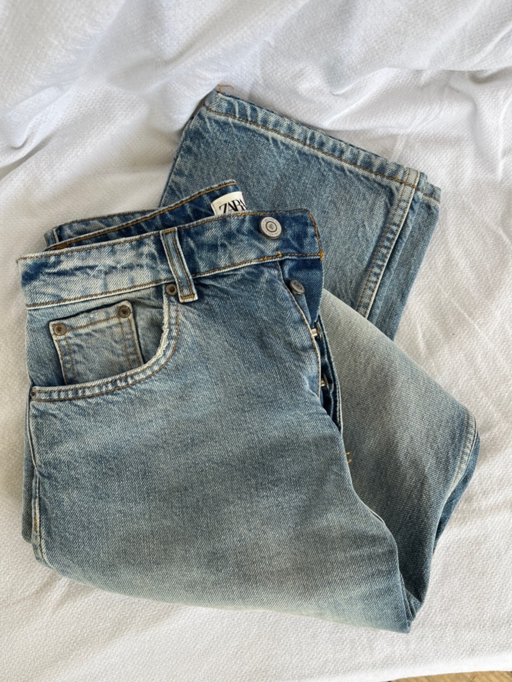 Zara women’s Straight Jeans in Light Blue Wash